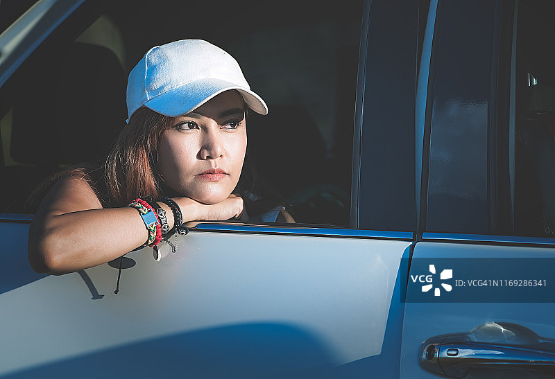 女人坐在车后座看日落图片素材