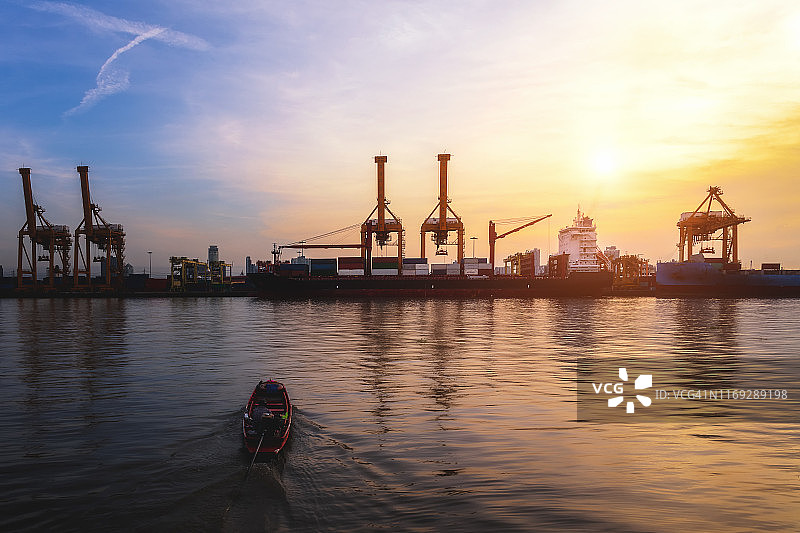 带有工作起重机桥的集装箱货船图片素材