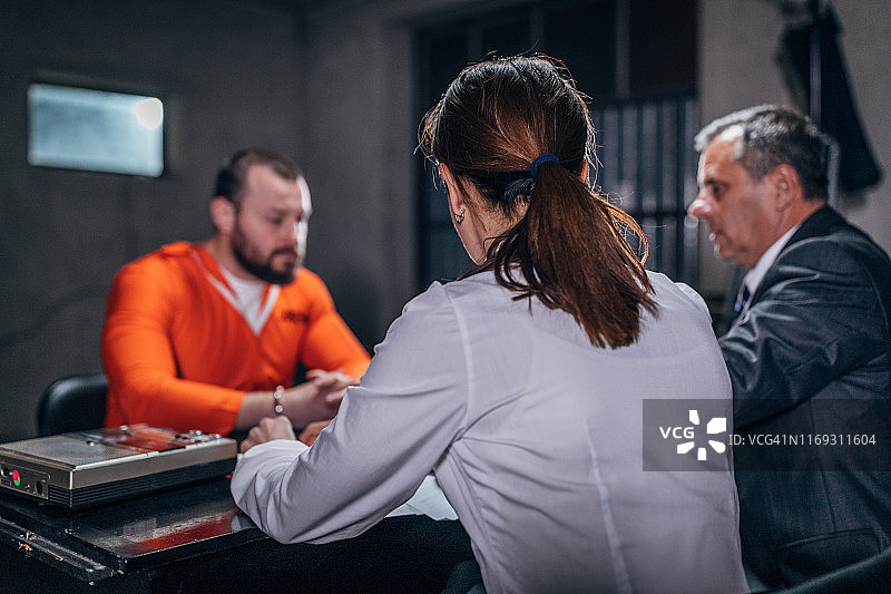 两名侦探审问男囚犯图片素材