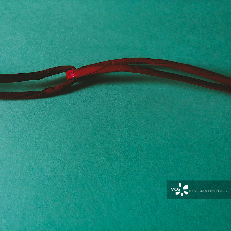 系在一起的红色绳索，绿色背景图片素材