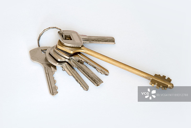 白色背景上的一串现代门钥匙图片素材