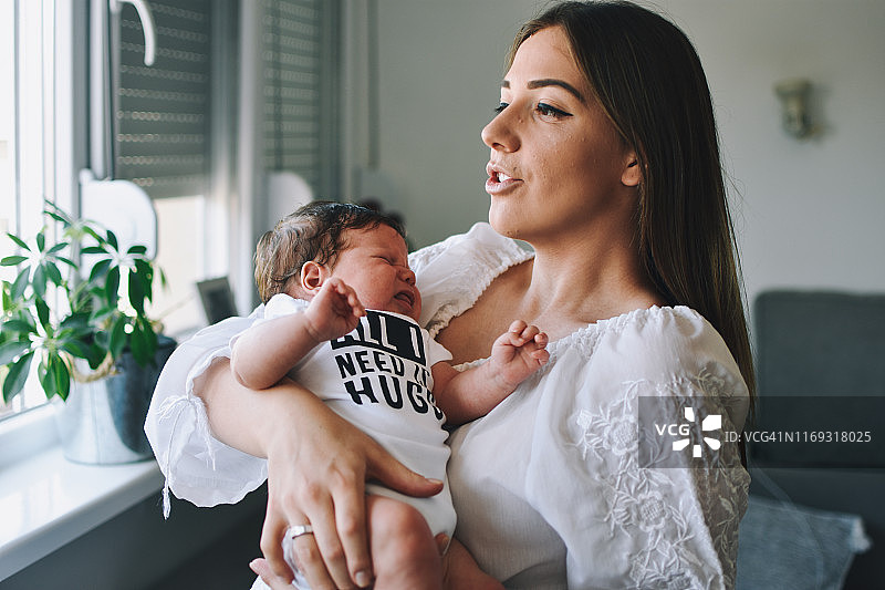 婴儿哭泣图片素材