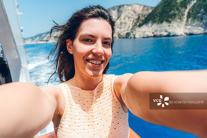 乘船自拍的年轻女人图片素材