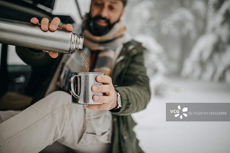 雪林中的咖啡休息图片素材