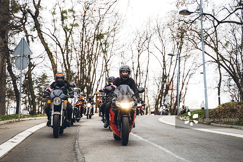 在路上的骑摩托车女子图片素材