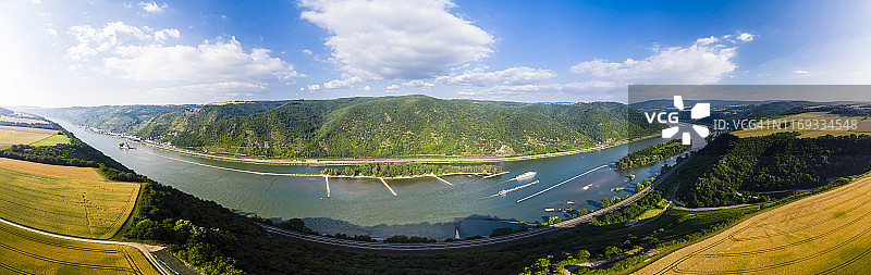 德国宾根地区亨施豪森：谷物田、考布和普法尔茨格拉芬施泰因城堡全景图片素材