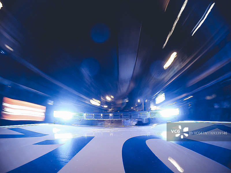 西班牙马德里警车顶部的巡逻灯图片素材