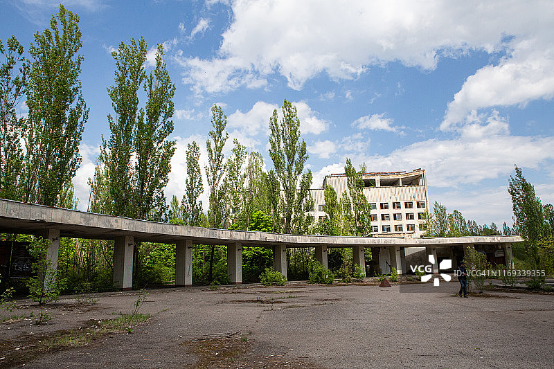 在切尔诺贝利隔离区普里皮亚季废弃城市中的游客图片素材