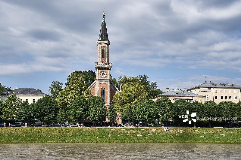奥地利萨尔茨堡的萨尔察赫河与基督教堂图片素材