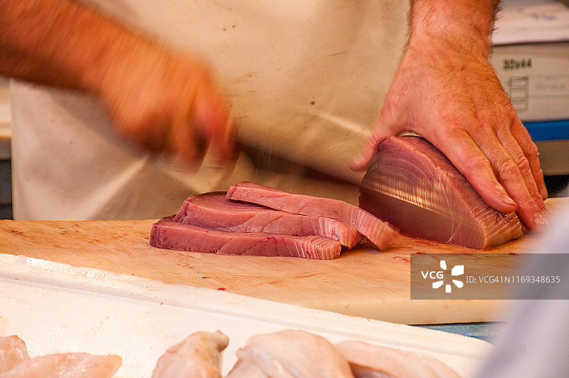 鱼贩切割新鲜金枪鱼图片素材