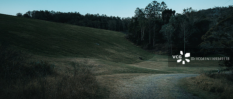 布里斯班布鲁克菲尔德的金色小溪水坝（冬季）图片素材