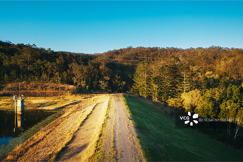 布里斯班布鲁克菲尔德的金色小溪水坝（冬季）图片素材