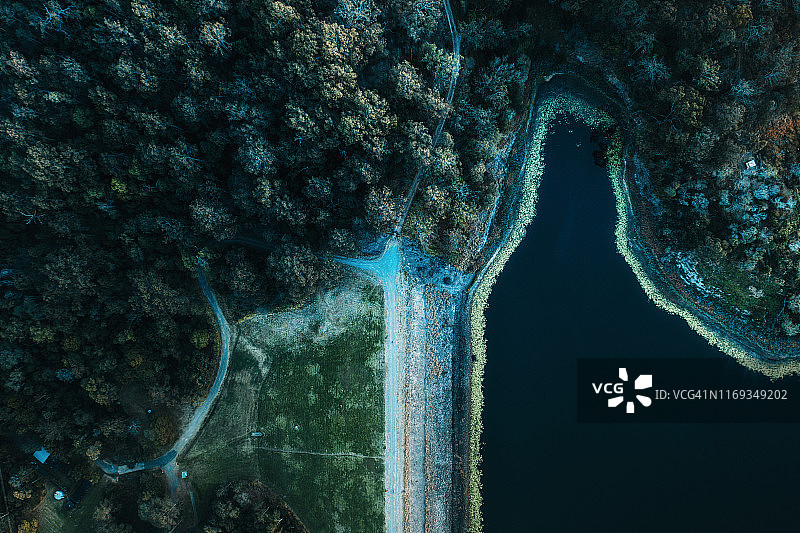 布里斯班布鲁克菲尔德的金色小溪水坝（冬季）图片素材