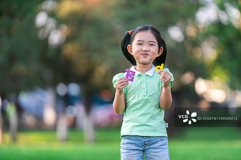 手拿信件的可爱女孩图片素材