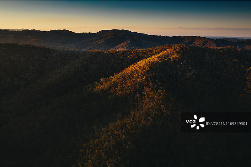 冬日布里斯班上布鲁克菲尔德金色小溪水库日落图片素材