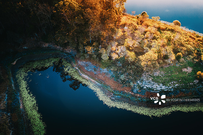 布里斯班上布鲁克菲尔德的黄金溪水库冬季景色图片素材