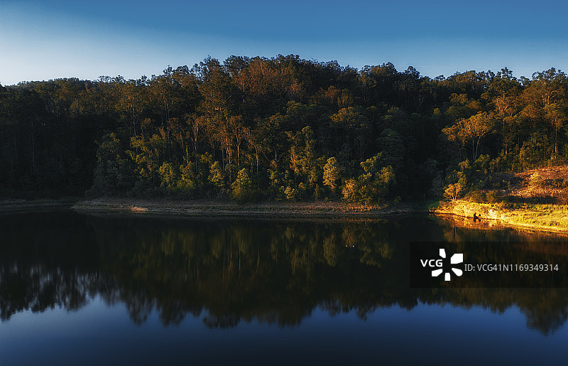 布里斯班上布鲁克菲尔德的黄金溪水库冬季景色图片素材