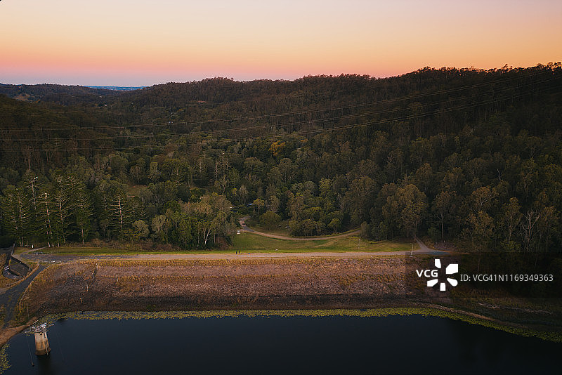 布里斯班布鲁克菲尔德的金色小溪水坝（冬季）图片素材