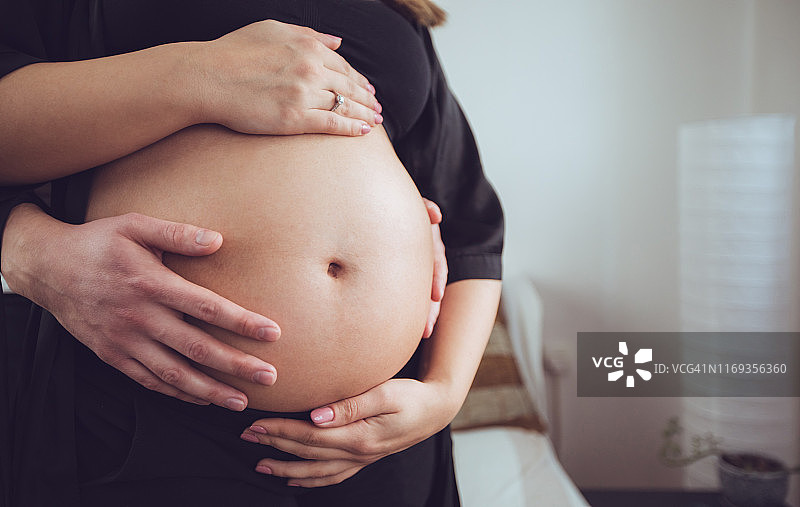 我们很快就要成为三口之家图片素材