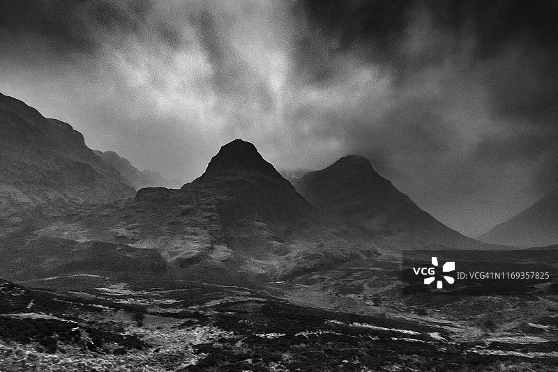 英国苏格兰高地恶劣天气下的三姐妹峰图片素材