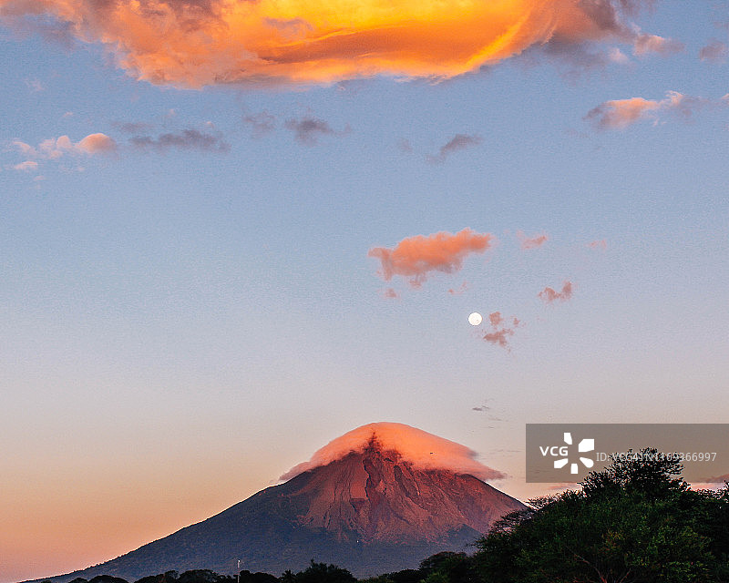 尼加拉瓜奥梅特佩岛日落图片素材