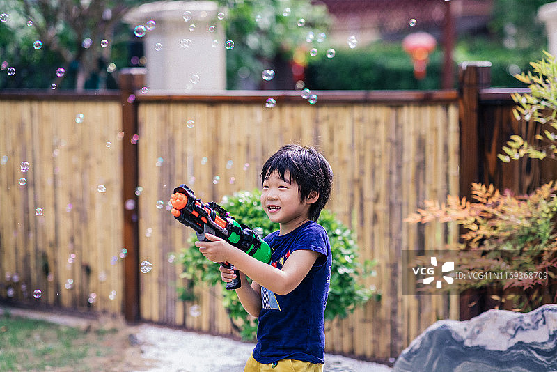 拿着水枪的男孩图片素材