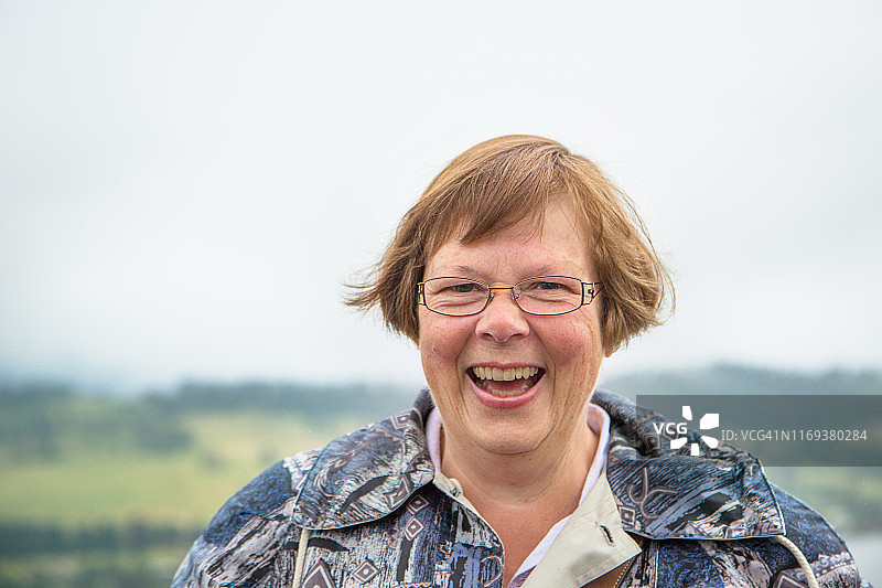 快乐的澳大利亚退休老年妇女户外肖像图片素材