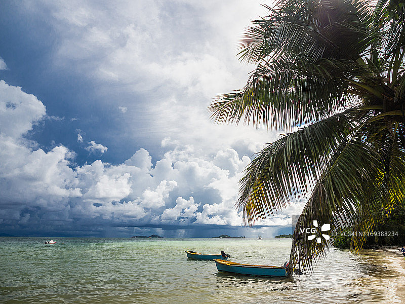 普拉兰岛格兰德安塞海滩的壮丽天空图片素材