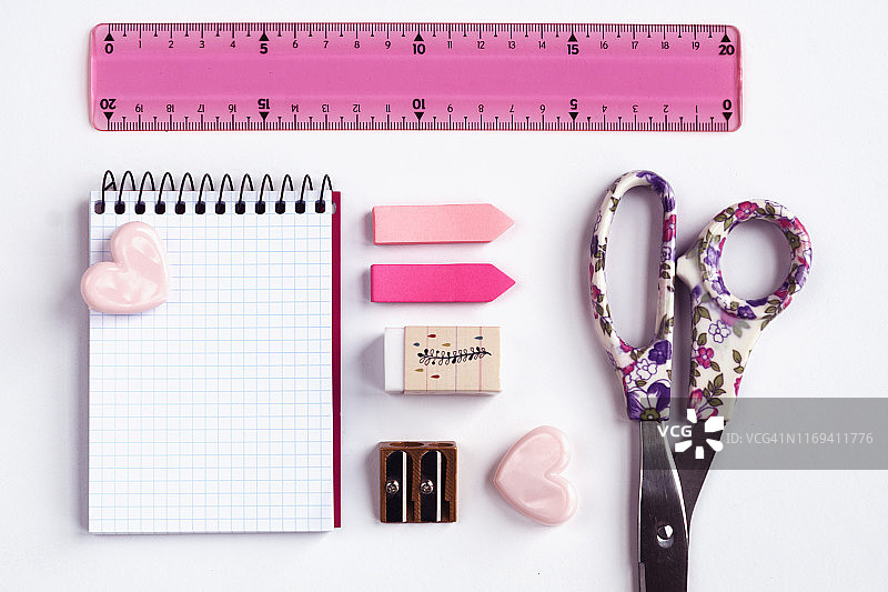 俯视：白色背景上的学习用品图片素材