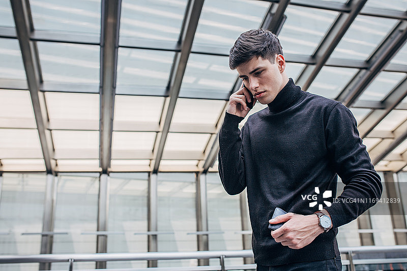 有魅力的男人在打电话图片素材