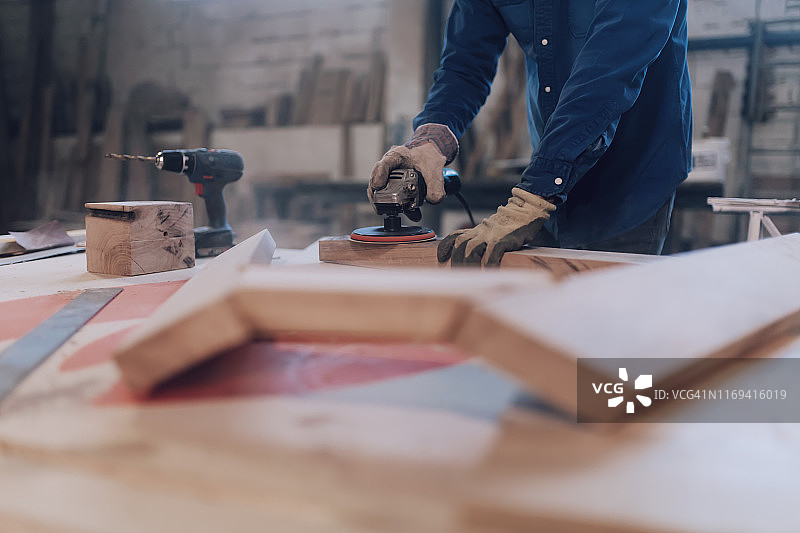 木匠使用砂光机图片素材