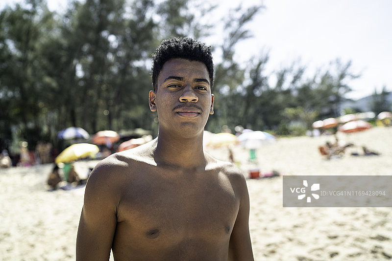 在海滩的年轻男子肖像图片素材
