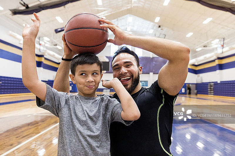 父子在健身房里对着镜头搞怪图片素材