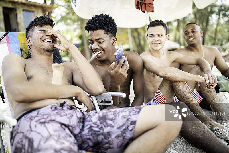 在海滩上欢笑的朋友们图片素材