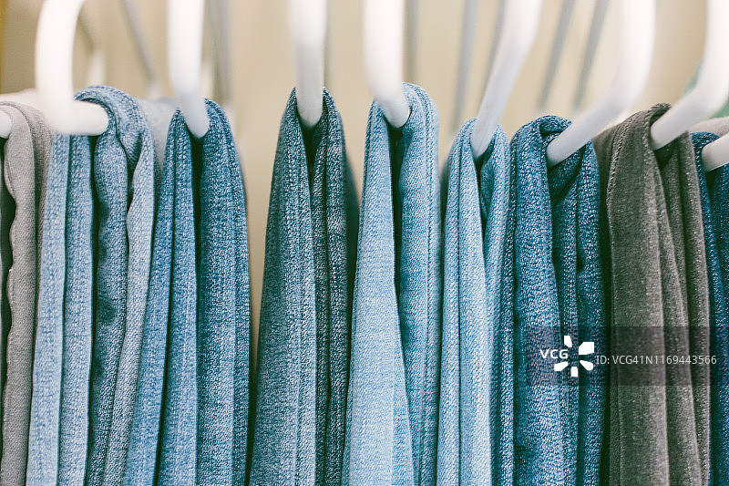 衣柜中一排牛仔裤的特写镜头图片素材