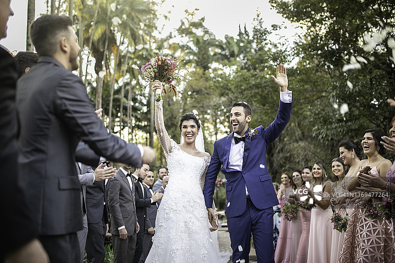 幸福的新婚夫妇抛洒五彩纸屑图片素材