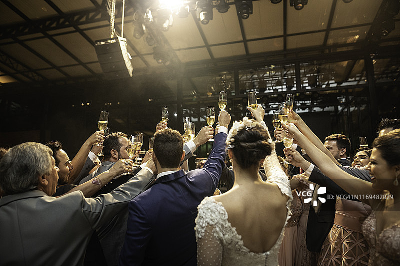 新娘、新郎和婚礼宾客祝酒图片素材