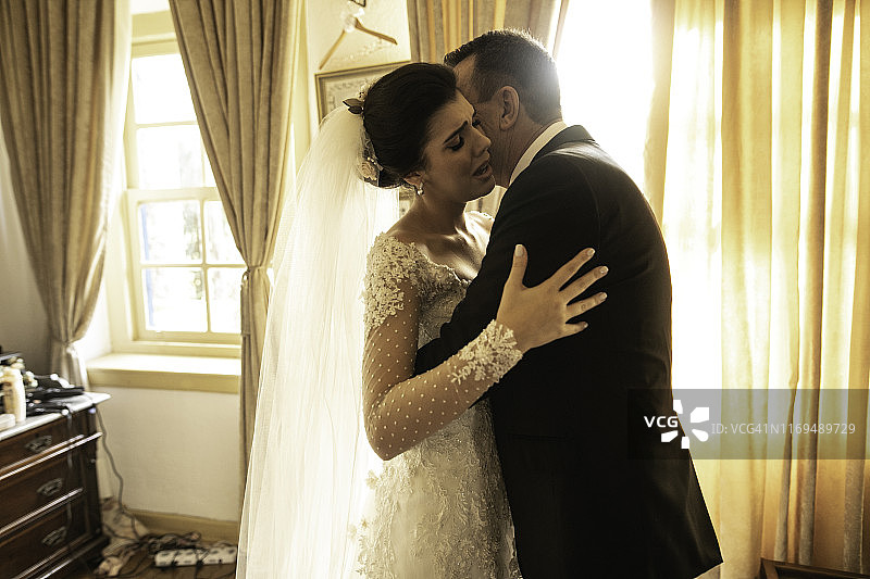 婚礼仪式前新娘与父亲拥抱图片素材