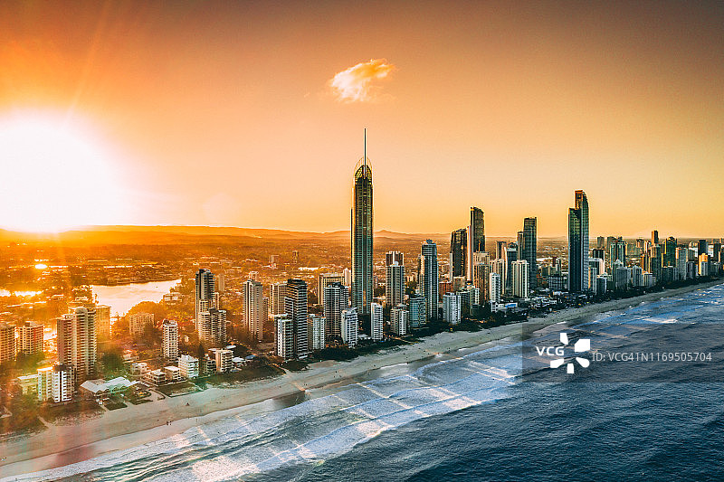 冲浪者天堂：日落时分的航拍天际线图片素材