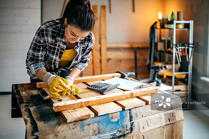 女性测量木块图片素材