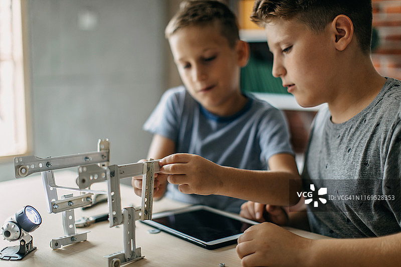 一起做学校项目的男孩图片素材