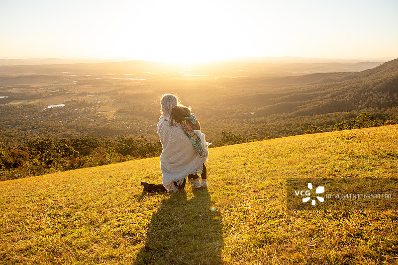 在凉爽的冬日下午与家人共度时光图片素材