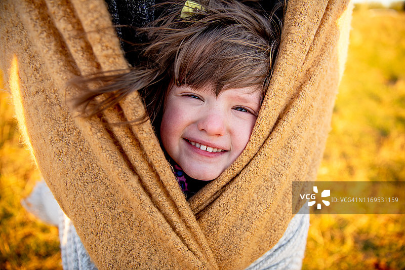 在凉爽的冬日下午与家人共度时光图片素材