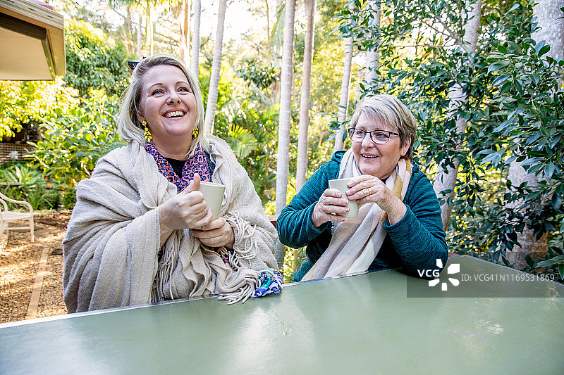 在凉爽的冬日下午与家人共度时光图片素材