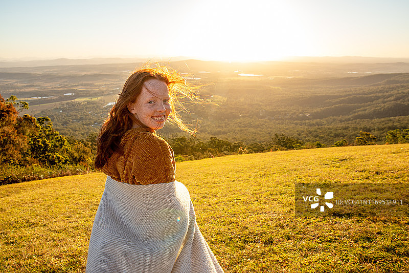 在凉爽的冬日下午与家人共度时光图片素材