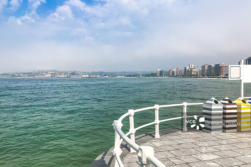 涨潮时城市海滩的景色图片素材