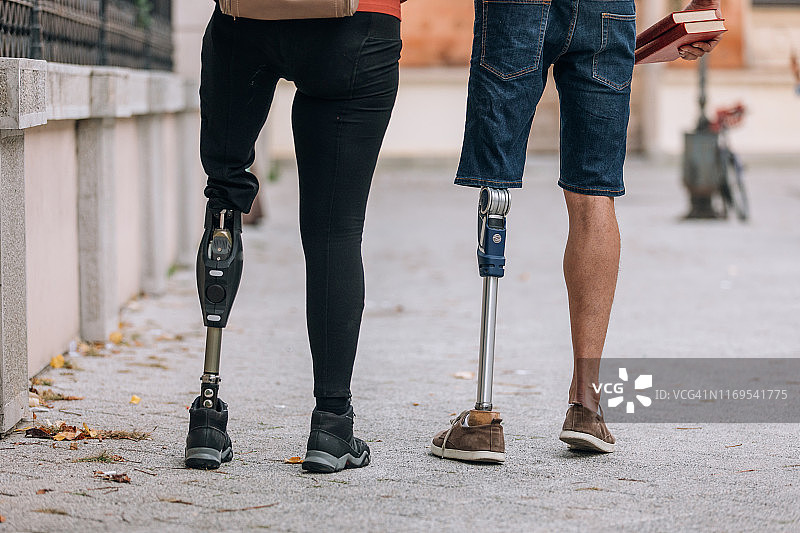 站在城市街道上的残疾人图片素材