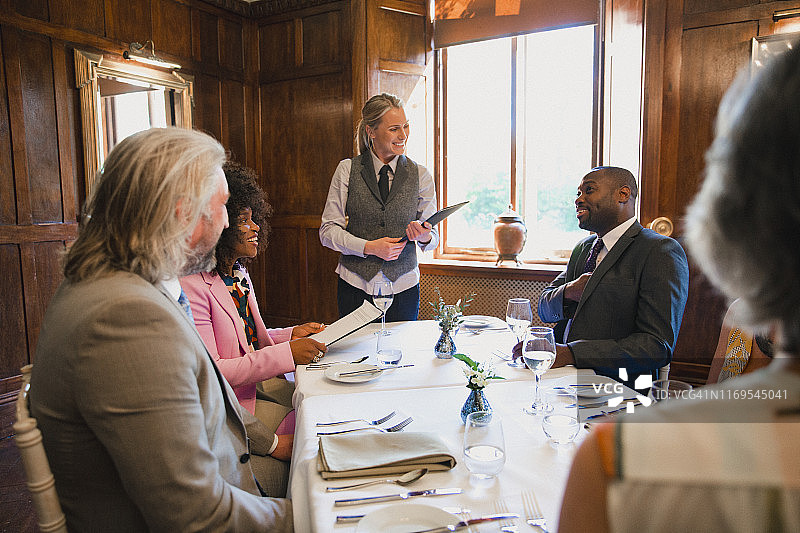 与同事一起用餐图片素材