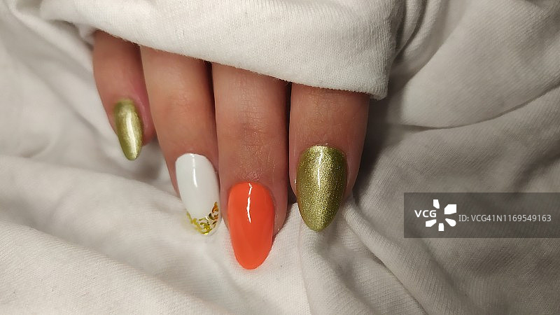 女士金色美甲特写图片素材