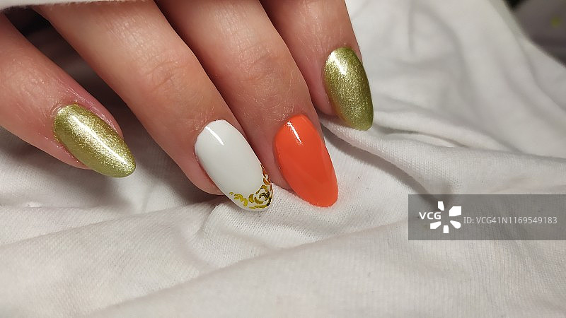 女士金色美甲特写图片素材